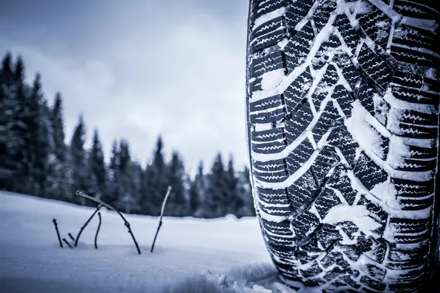 Winterreifen im Schnee – Reifenwechsel in der Garage Oberhasli